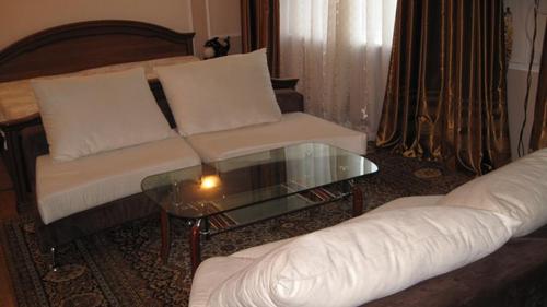 Rent out 3-room apartment. Одесса, ришельевская — photo 1