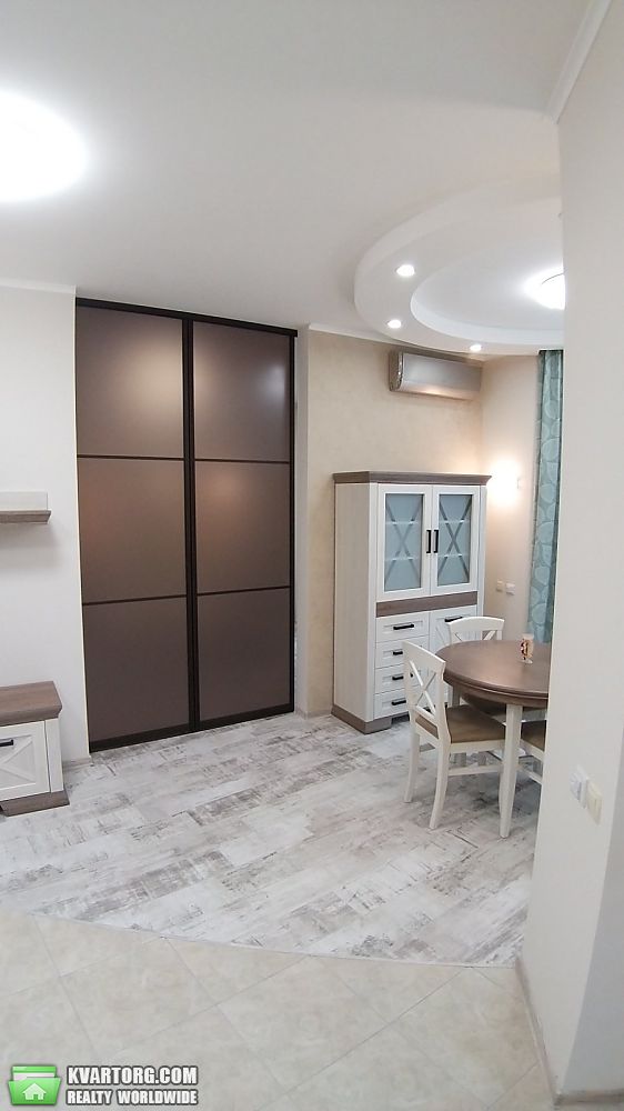 Rent out 1-room apartment. Киев, Дегтярная — photo 3