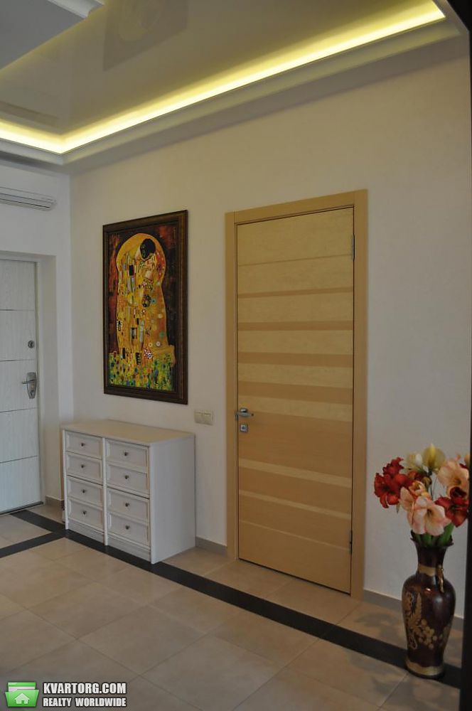Rent out 2-room apartment. Киев,  Соломенская — photo 10