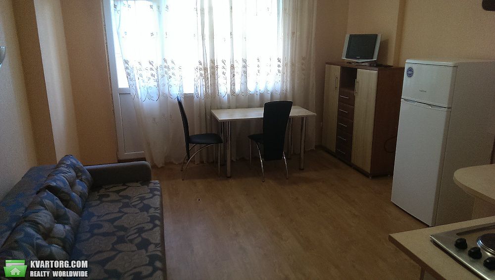Rent out 1-room apartment. Киев, Харьковское шоссе — photo 1