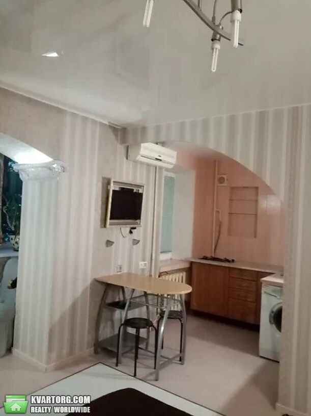 Rent out 1-room apartment. Киев,  Предславинская — photo 1