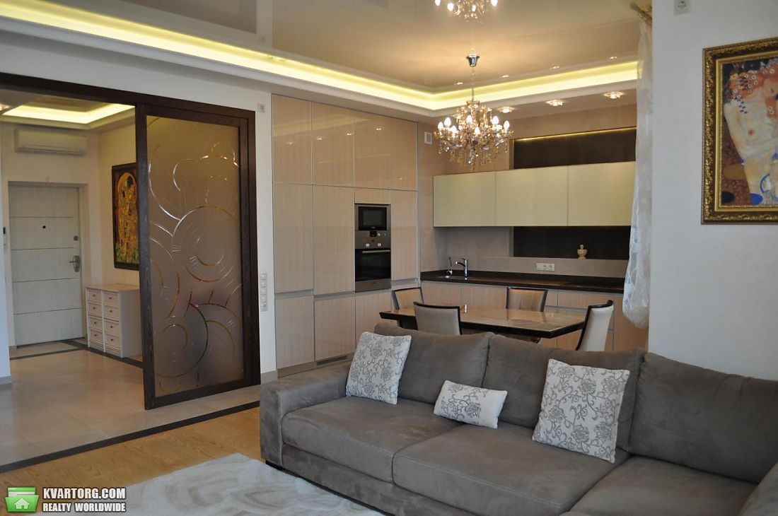 Rent out 2-room apartment. Киев,  Соломенская — photo 1