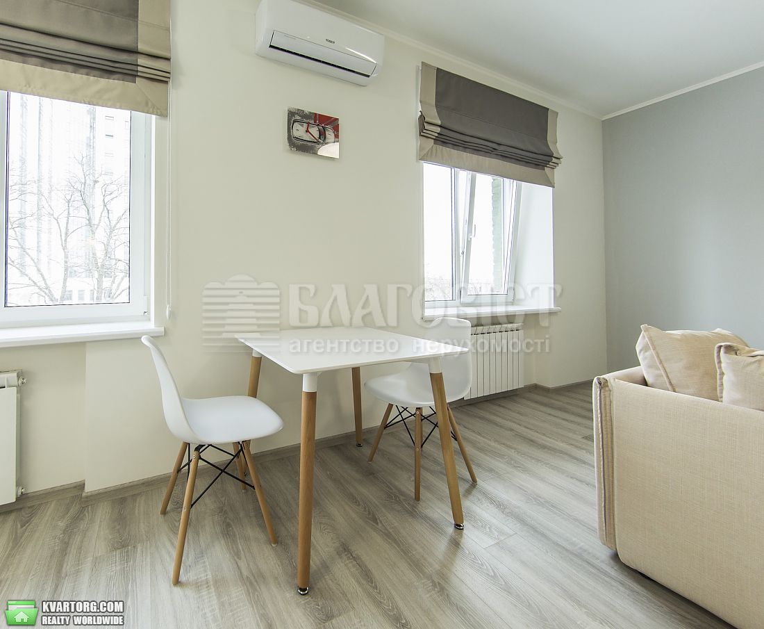 Rent out 2-room apartment. Киев,  Мазепы Ивана — photo 1