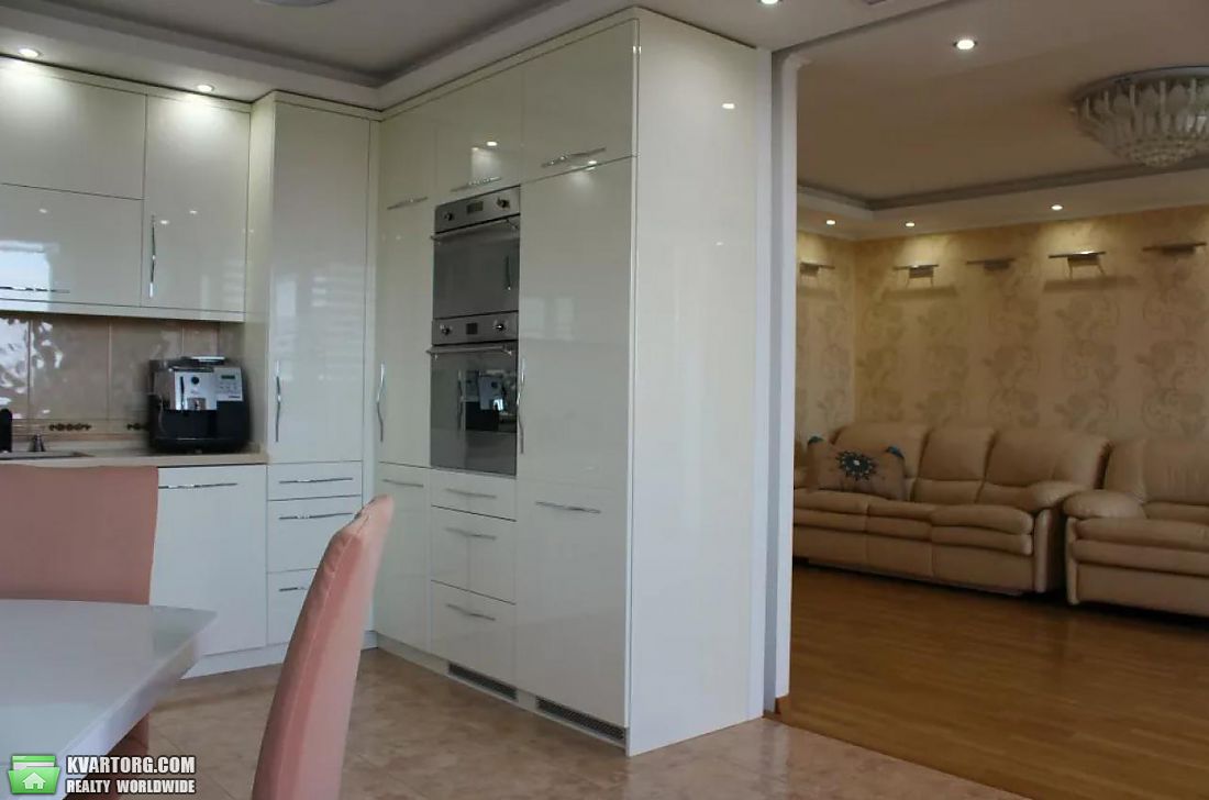 Rent out 3-room apartment. Киев,  Салютная — photo 10