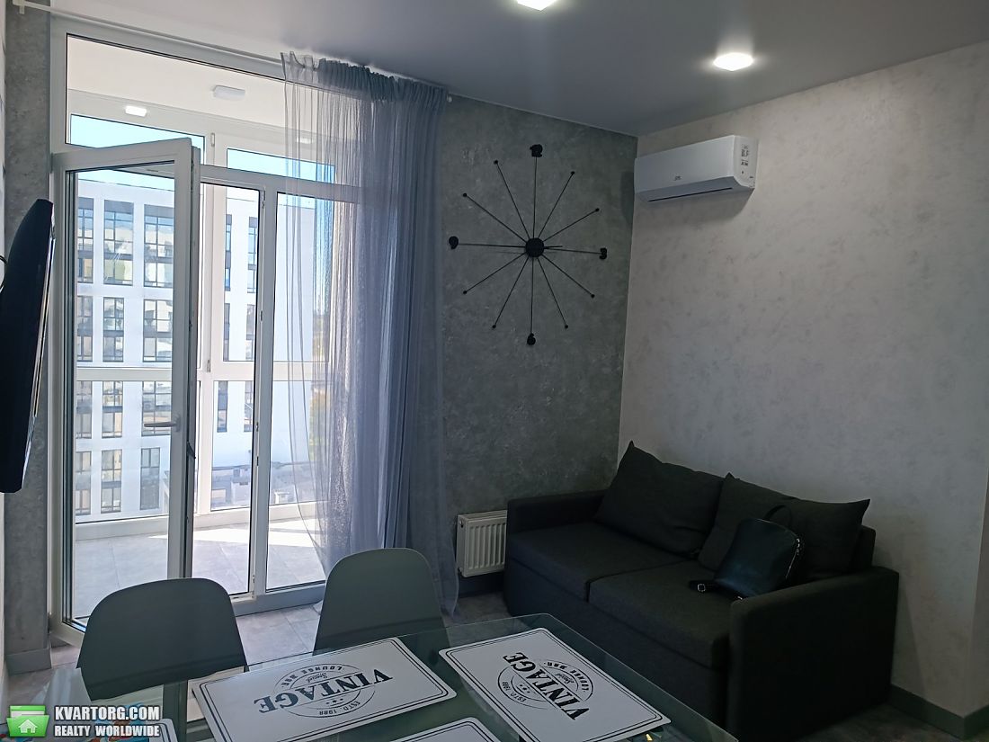 Rent out 1-room apartment. Киев, Салютная ул. — photo 3