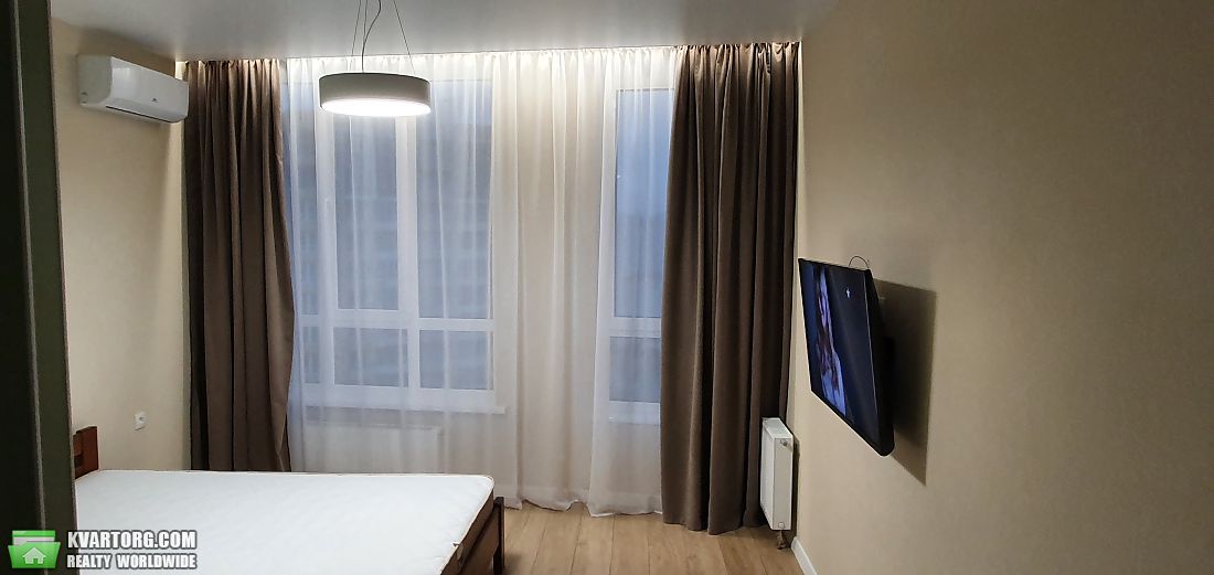 Rent out 1-room apartment. Киев, Каховська вул. — photo 1