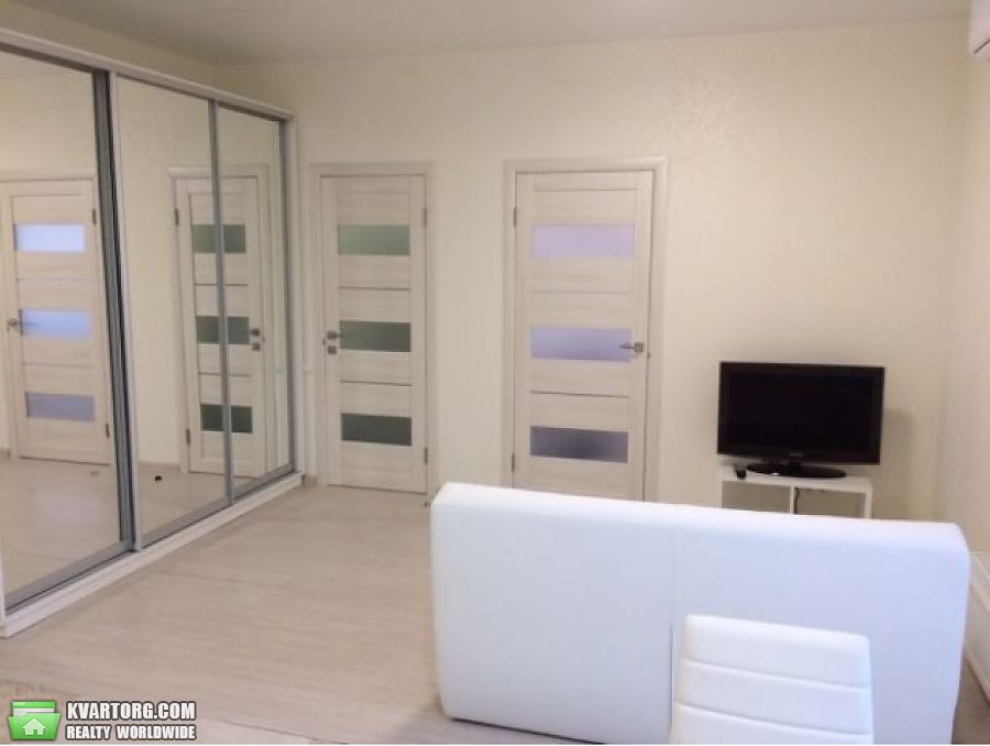 Rent out 2-room apartment. Киев,  Волошковая — photo 3