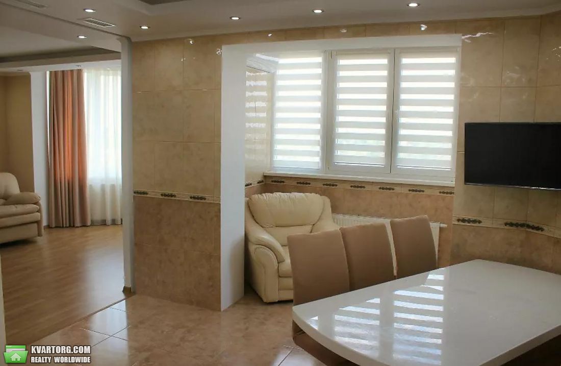Rent out 3-room apartment. Киев,  Салютная — photo 2