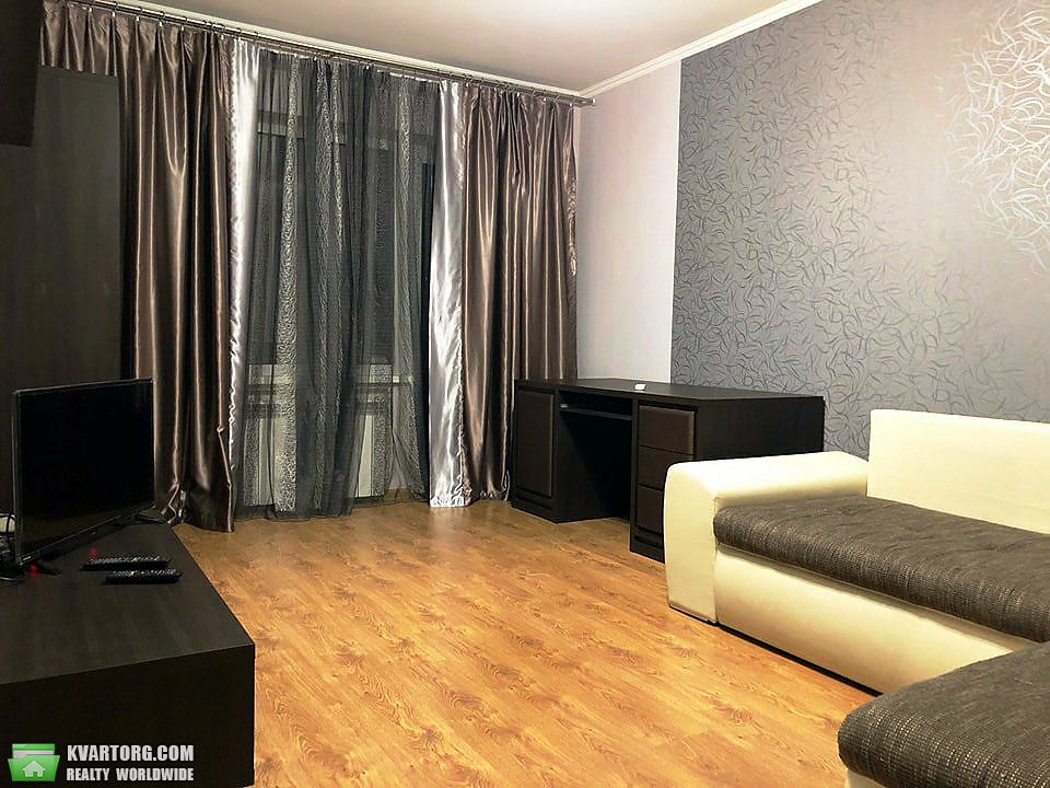 Rent out 2-room apartment. Киев,  Ревуцкого — photo 1
