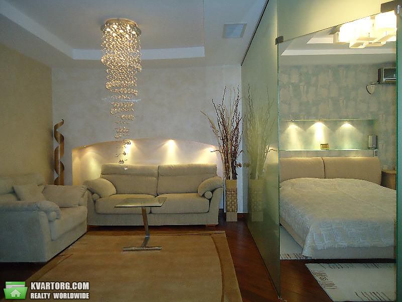 Rent out 2-room apartment. Киев,  Жилянская — photo 1