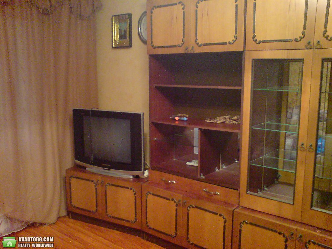 Rent out 1-room apartment. Киев,  Дубровицкая — photo 1