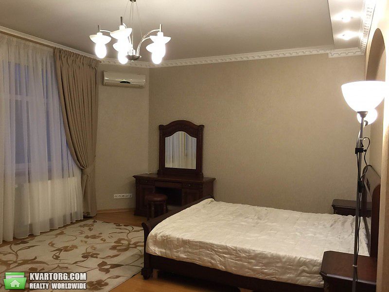 Rent out 4-room apartment. Киев,  Щорса — photo 4