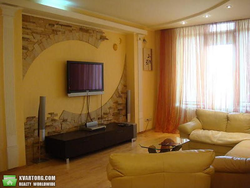 Rent out 2-room apartment. Киев,  Жилянская — photo 1