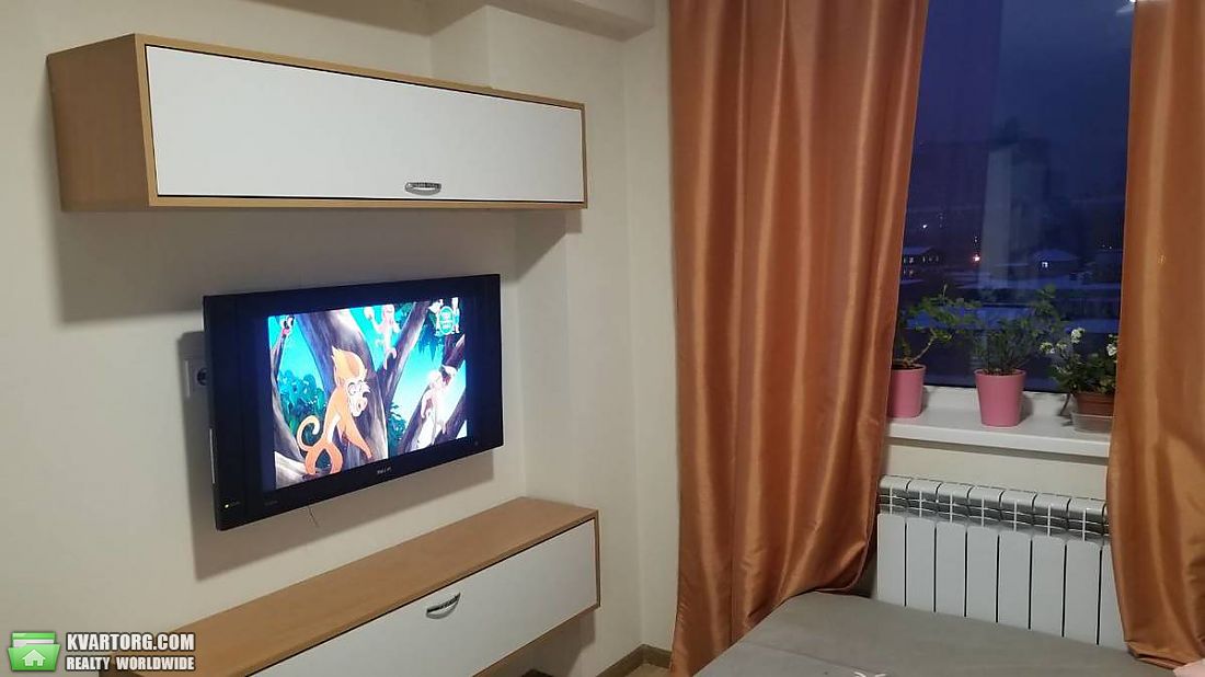 Rent out 1-room apartment. Киев,  Машиностроительная — photo 1