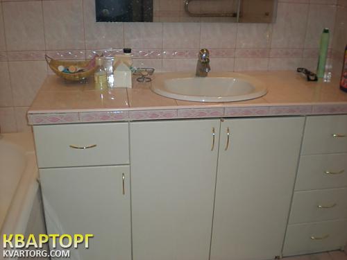 Rent out 2-room apartment. Киев, Котовского ул. — photo 9