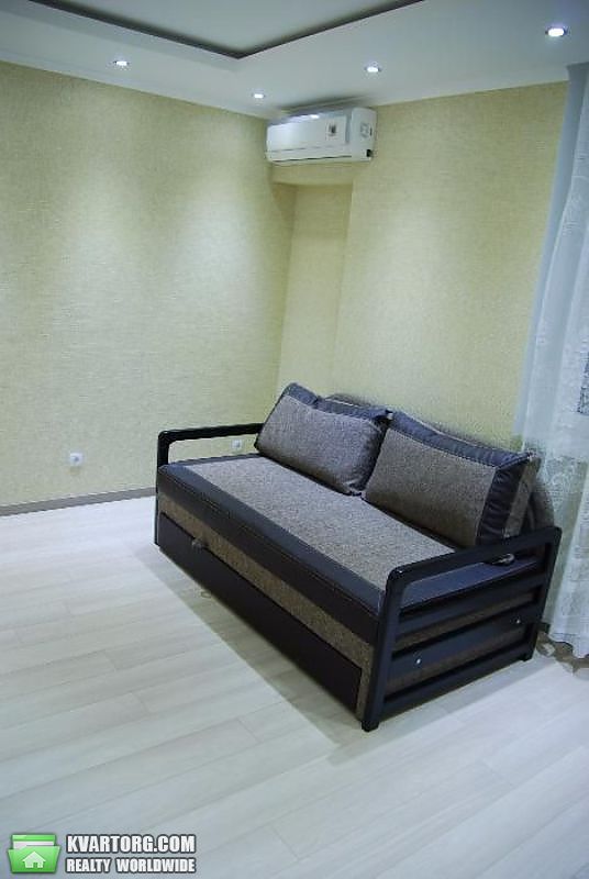 Rent out 2-room apartment. Киев,  Феодосийская — photo 1