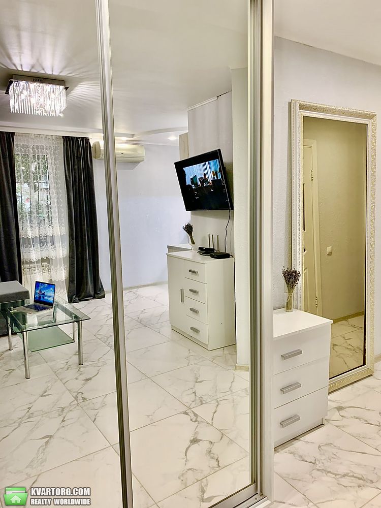 Rent out 2-room apartment. Киев,  Жилянская — photo 5
