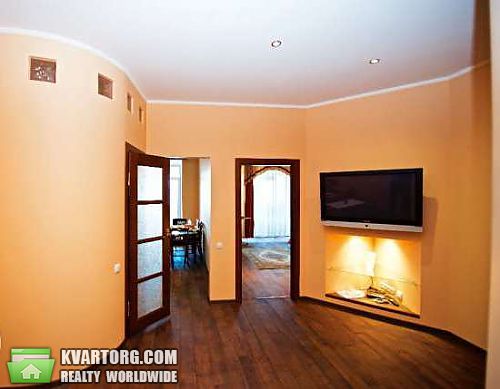 Rent out 2-room apartment. Киев, Почайнинская — photo 1