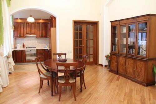 Rent out 2-room apartment. Одесса, Екатеринеская пл. — photo 4