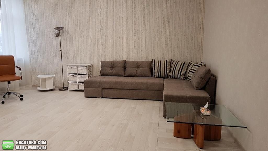 Rent out 3-room apartment. Киев,  Шелковичная — photo 1