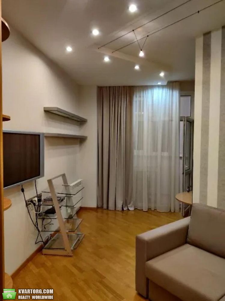 Rent out 3-room apartment. Киев,  Павловская — photo 3