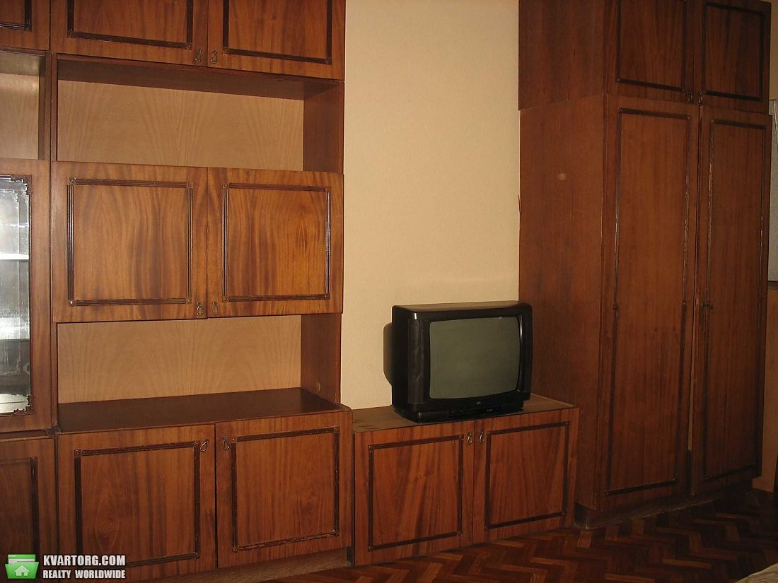 Rent out 2-room apartment. Киев, Харьковское шоссе — photo 1