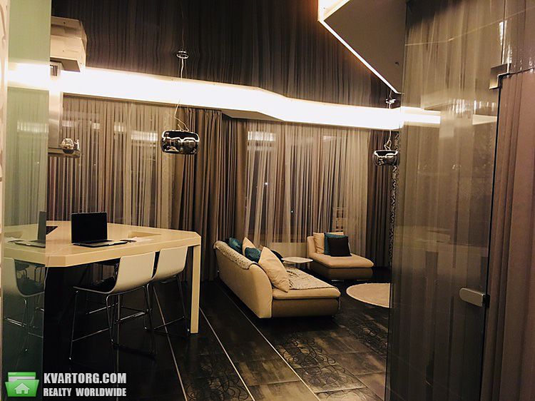 Rent out 2-room apartment. Киев,  Жилянская — photo 1