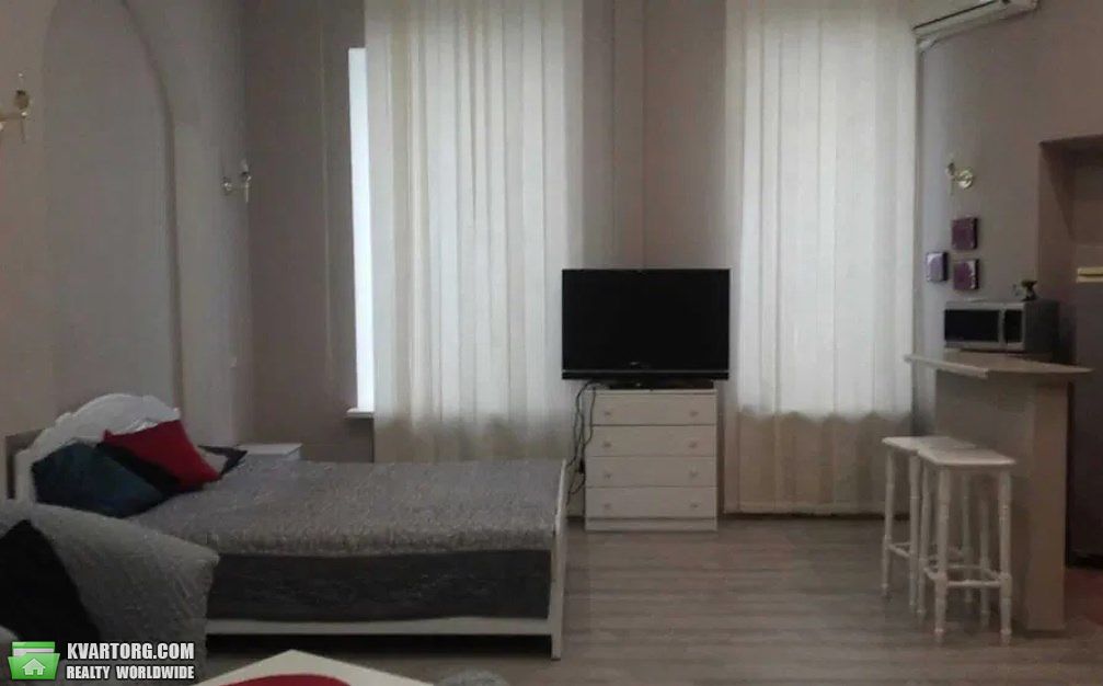 Rent out 1-room apartment. Киев, Костёльная — photo 1