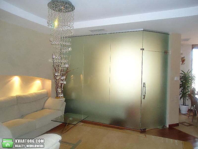 Rent out 2-room apartment. Киев,  Жилянская — photo 2
