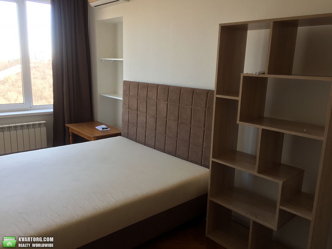 Rent out 1-room apartment. Киев,  Волгоградская — photo 1
