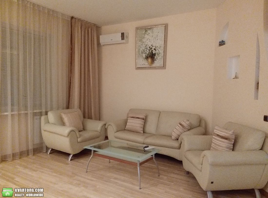 Rent out 3-room apartment. Киев,  Ковпака — photo 1
