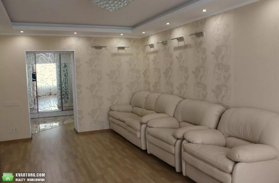 Rent out 3-room apartment. Киев,  Салютная — photo 5