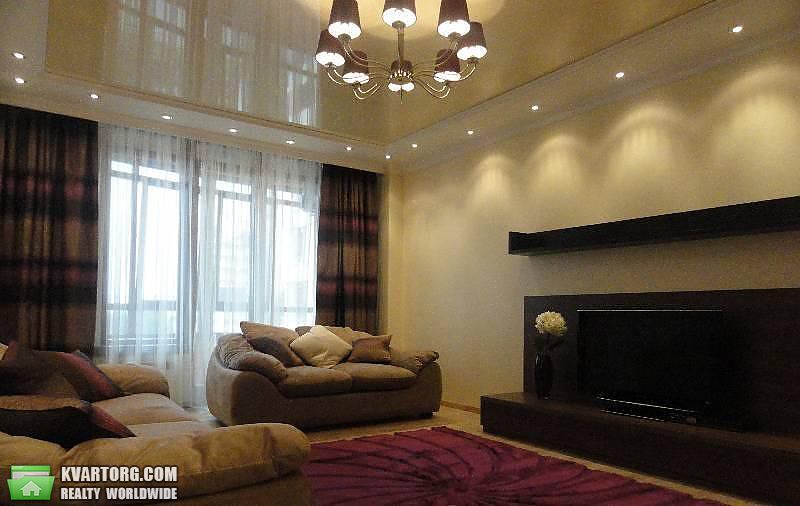 Rent out 3-room apartment. Киев,  Жилянская — photo 1