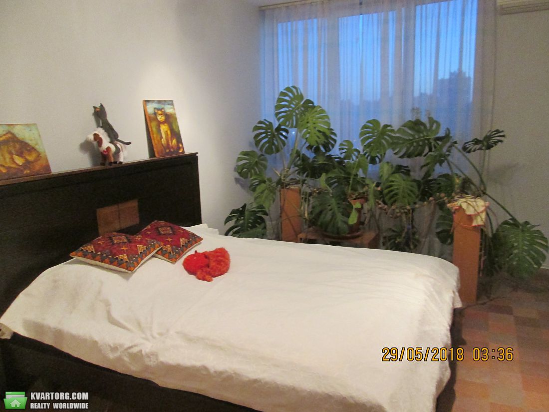 Rent out 2-room apartment. Киев,  Кошица — photo 1