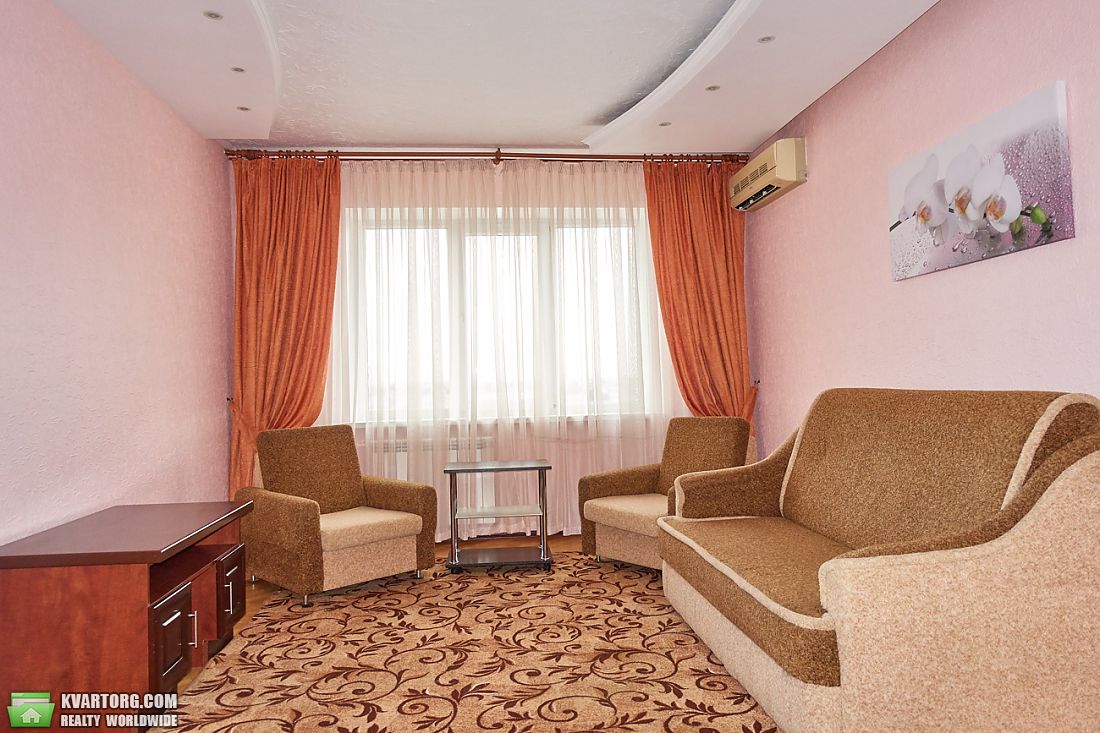 Rent out 2-room apartment. Киев,  Радужная — photo 1