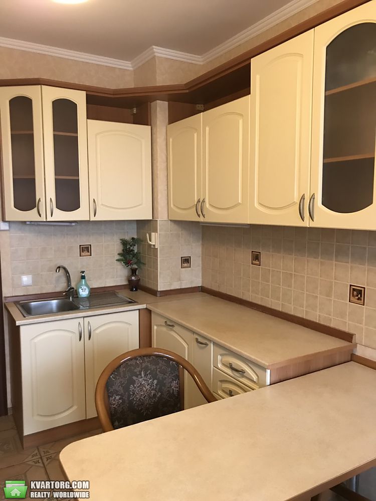 Rent out 3-room apartment. Киев, Окипной — photo 1