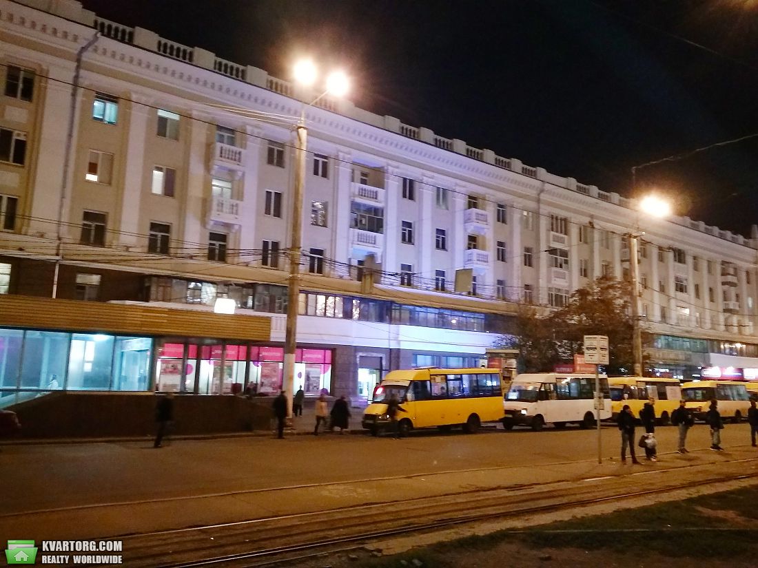 Sell 2-room apartment. Днепропетровск,  Петровского площадь — photo 1