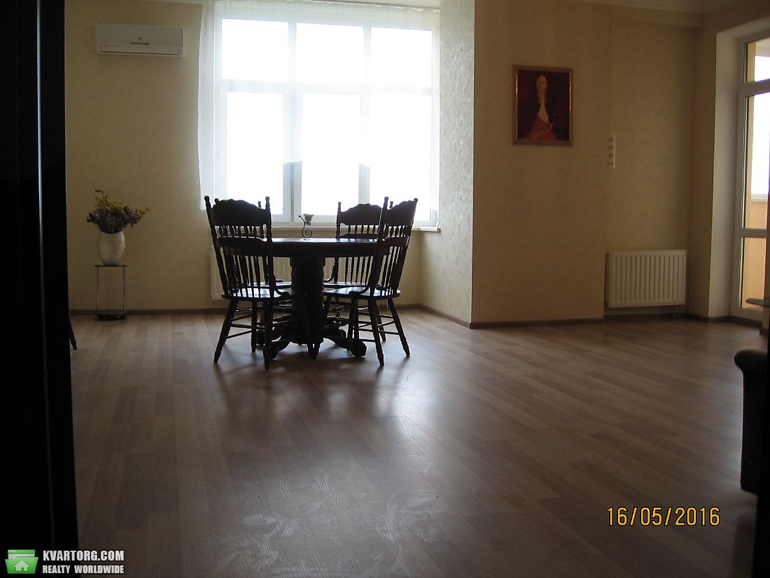 Rent out 3-room apartment. Киев,  Соломенская — photo 3