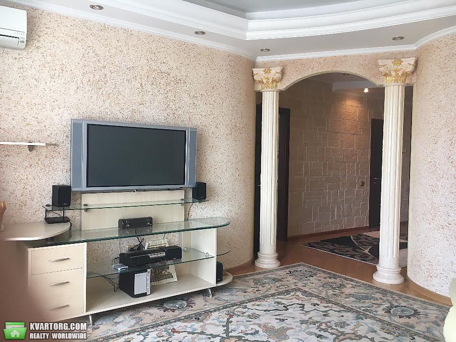 Rent out 2-room apartment. Киев,  Жилянская — photo 1