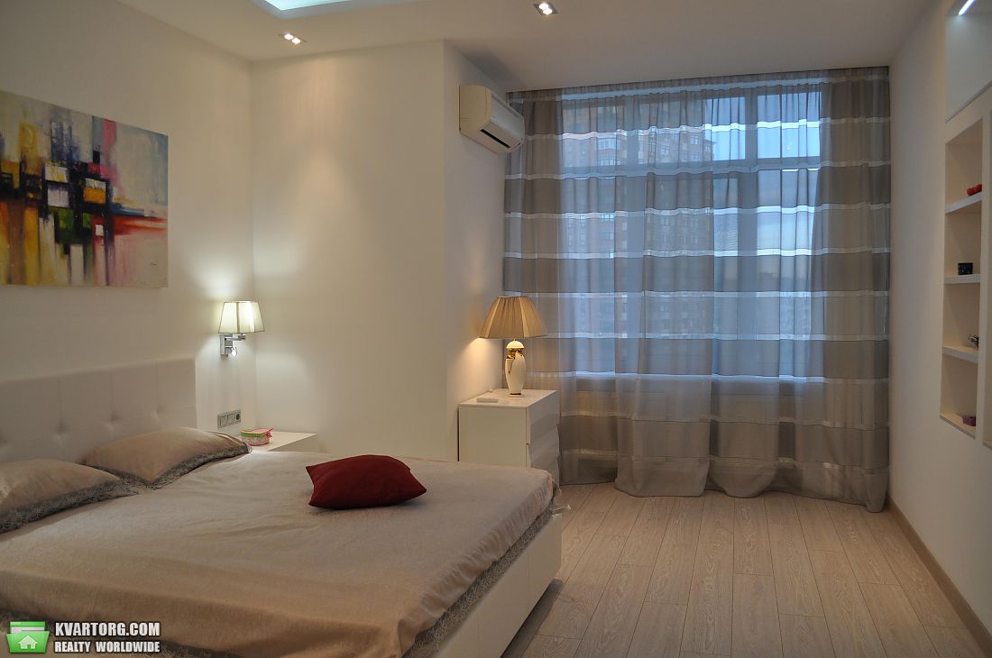 Rent out 3-room apartment. Киев,  Щорса — photo 1