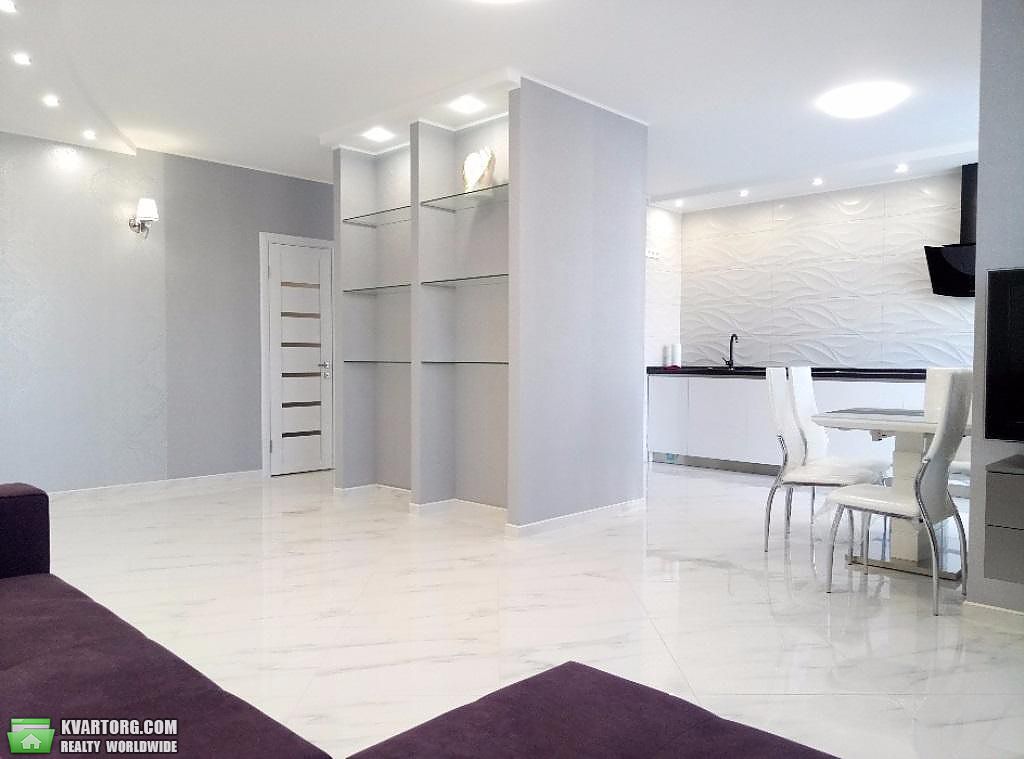 Rent out 3-room apartment. Киев,  Героев Севастополя — photo 1