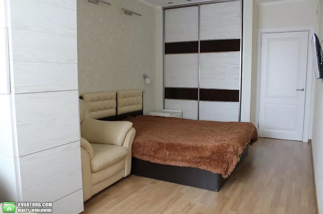 Rent out 3-room apartment. Киев,  Салютная — photo 9
