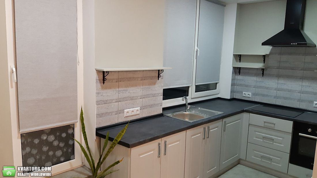 Rent out 2-room apartment. Киев, Соборности — photo 4