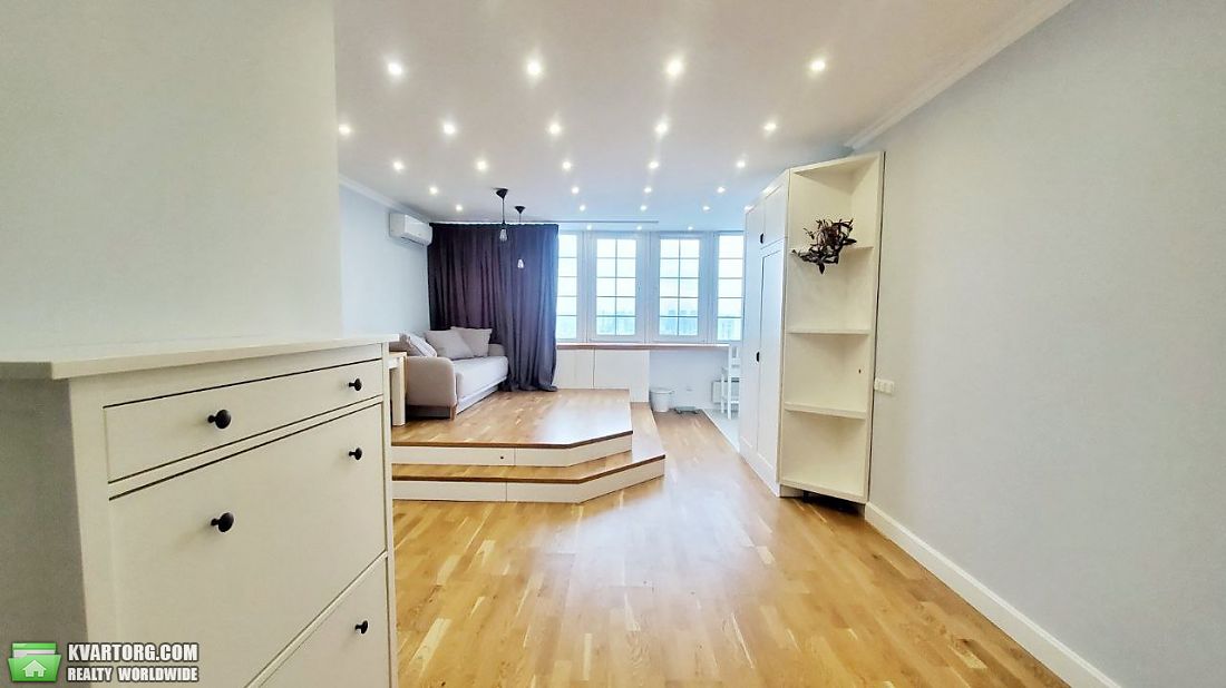 Rent out 2-room apartment. Киев, Соборности — photo 8