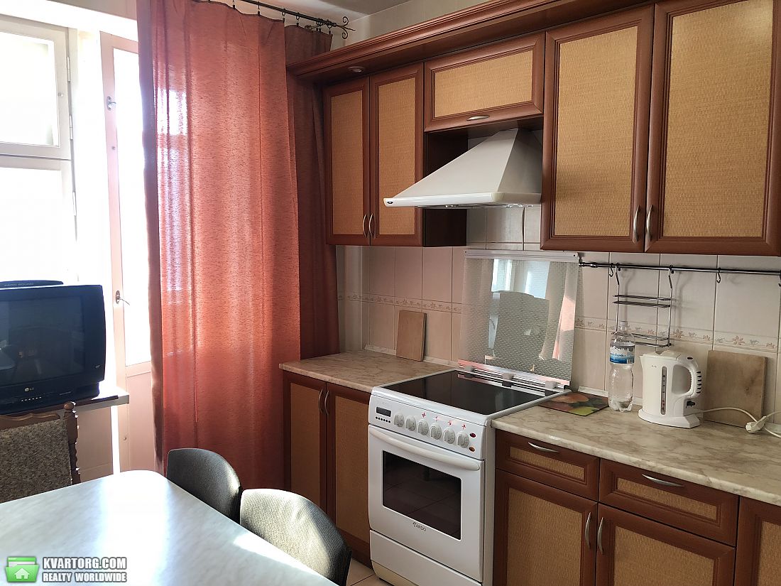 Rent out 2-room apartment. Киев,  Урловская — photo 1