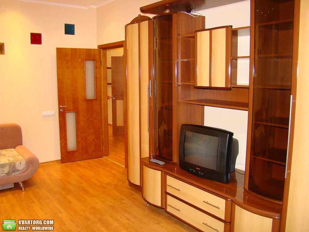 Rent out 2-room apartment. Киев,  Жилянская — photo 2