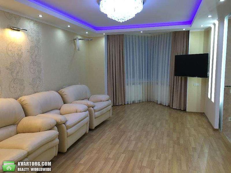 Rent out 3-room apartment. Киев,  Салютная — photo 1