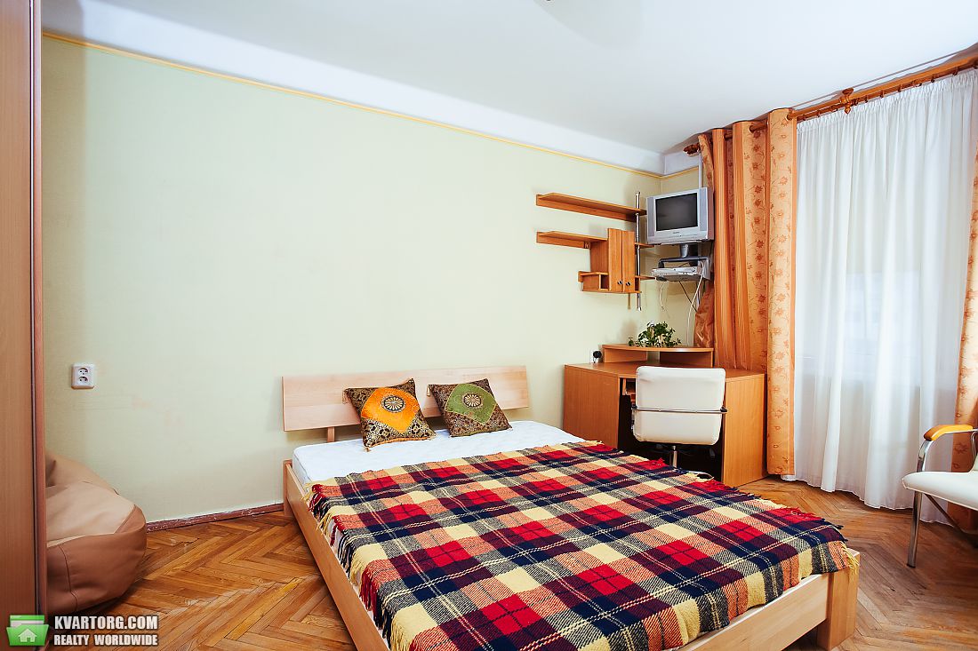 Rent out 2-room apartment. Киев,  Кловский спуск — photo 1