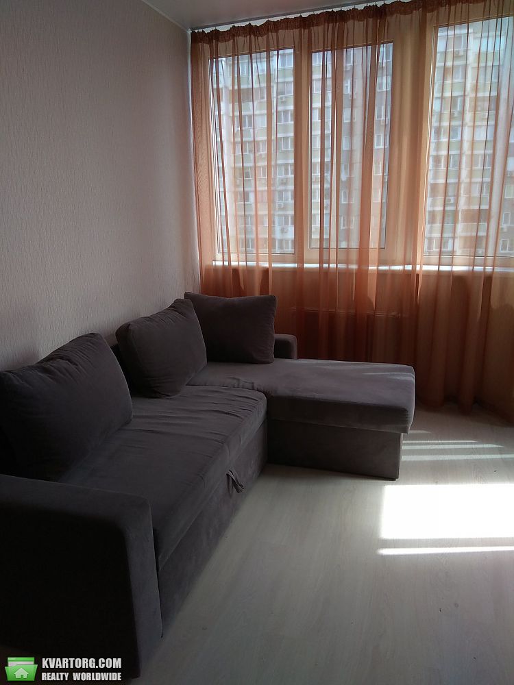 Rent out 1-room apartment. Киев, Харьковское шоссе — photo 1