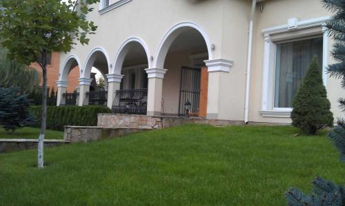Rent out house. Киев, Черногорская — photo 1